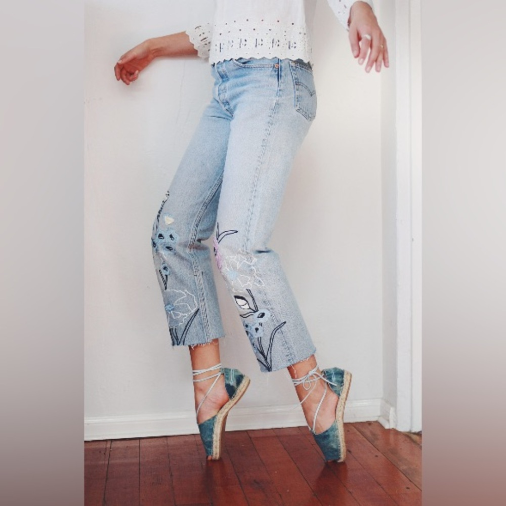 $548 Bliss And Mischief 💐 Wildflower Embroidered Cropped Jeans 🌸 Size 26 🌼 RARE - Picture 3 of 11